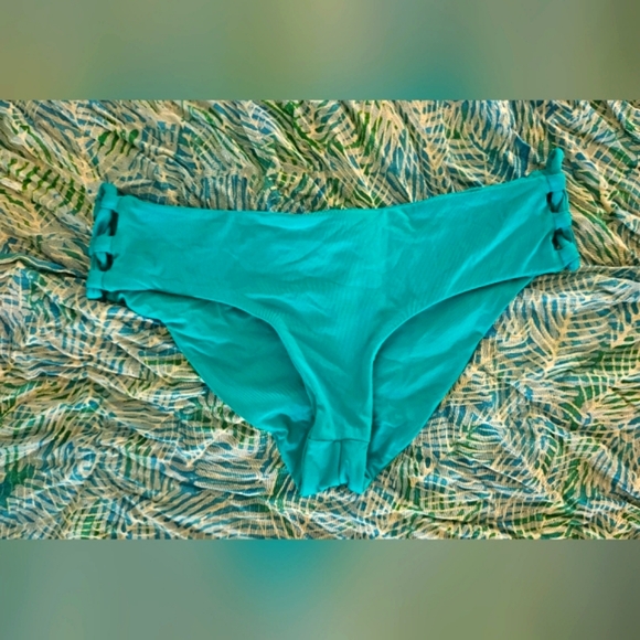 L*SPACE Cheeky Bikini - Picture 6 of 9